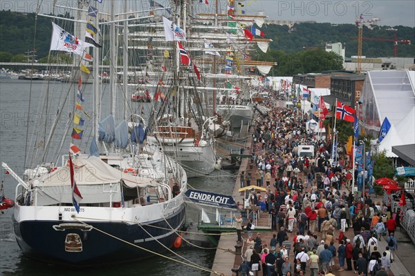 France, Haute Normandie, Seine maritime, vallee de la Seine, armada 2008, Rouen, sur les quais, navires, foule,