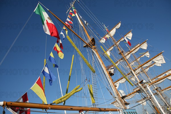 France, Haute Normandie, Seine maritime, vallee de la Seine, armada 2008, Rouen, sur les quais, navire mexicain, cuauhtemoc, pavillons,