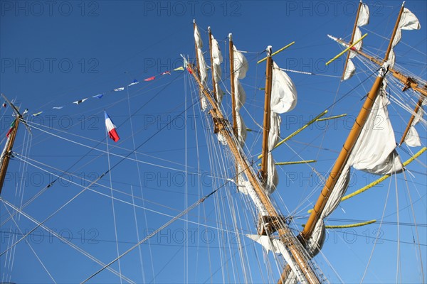 France, Haute Normandie, Seine maritime, vallee de la Seine, armada 2008, Rouen, sur les quais, navire voiles et drapeaux, pavillons,