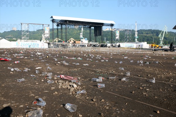 France, Haute Normandie, Seine maritime, vallee de la Seine, armada 2008, detritus, ordures, gobelets, pollution, apres le concert d'Iggy Pop,