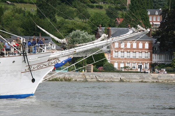 France, Haute Normandie, Seine maritime, vallee de la Seine, armada 2008, Rouen, montee des navires en Seine pour l'armada, christian radich devant la maison vacquerie (musee Victor Hugo)