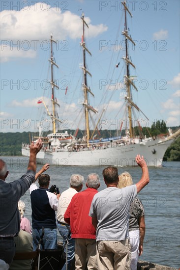 France, Haute Normandie, Seine maritime, vallee de la Seine, armada 2008, Rouen, montee des navires en Seine pour l'armada, dar mlodziezy, public, foule sur les berges,