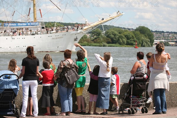 France, Haute Normandie, Seine maritime, vallee de la Seine, armada 2008, Rouen, montee des navires en Seine pour l'armada, dar mlodziezy, public, foule sur les berges,