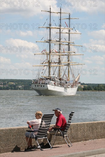 France, Haute Normandie, Seine maritime, vallee de la Seine, armada 2008, Rouen, montee des navires en Seine pour l'armada, dar mlodziezy, public, spectatuers seniors, sur les berges,