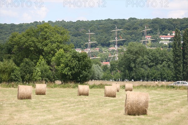 France, Haute Normandie, Seine maritime, vallee de la Seine, armada 2008, Rouen, montee des navires en Seine pour l'armada, dar mlodziezy, champ, balles de paille,