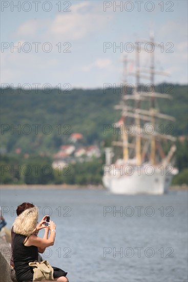 France, Haute Normandie, Seine maritime, vallee de la Seine, armada 2008, Rouen, montee des navires en Seine pour l'armada, dar mlodziezy, public, spectateurs sur les berges,