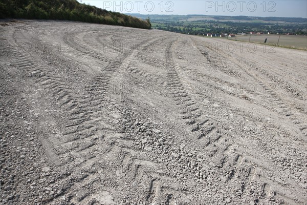 France, Haute Normandie, Seine Maritime, pays de bray, mesnieres en bray, autour de la voie verte, le mont amador, champ et traces de tracteur, agriculture,