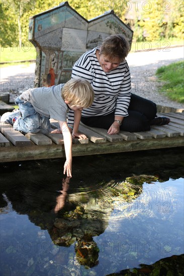 France, Haute Normandie, Seine Maritime, pays de bray, mesnieres en bray, autour de la voie verte, lavoir au niveau du PN 83, personnages ok,