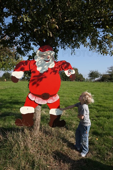 France, Haute Normandie, Seine Maritime, pays de bray, massy, labyrinthe vegetal artmazia, fonde par l'artiste Geoff Troll, enfant contemplant une oeuvre, pere noel, personnage ok,