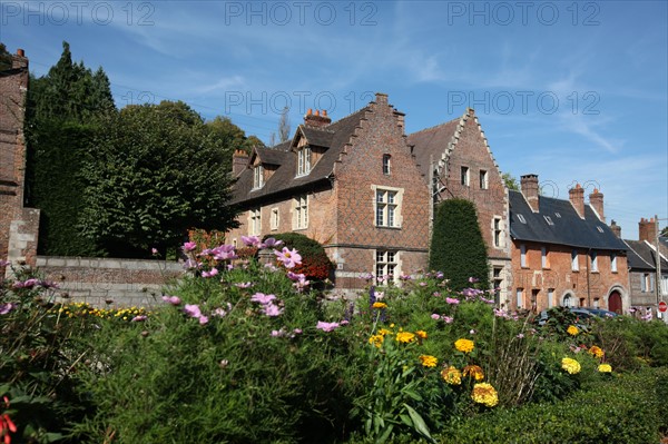 France, Haute Normandie, Seine maritime, arques la bataille, centre ville, demeure, massif de fleurs,