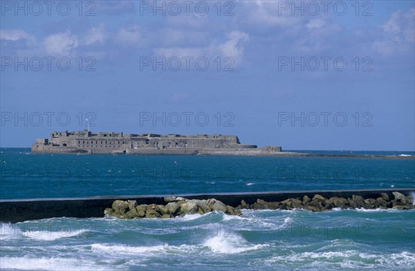 France, Basse Normandie, Manche, Cotentin, Cherbourg, grande rade est, 
digue de collignon, au fond fort de l'ile pelee, houle,
