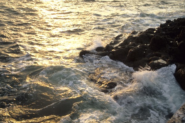 France, Bretagne, Finistere sud, Cornouaille, port de doelan, commune de clohars carnoet, detail vagues sur un rocher,