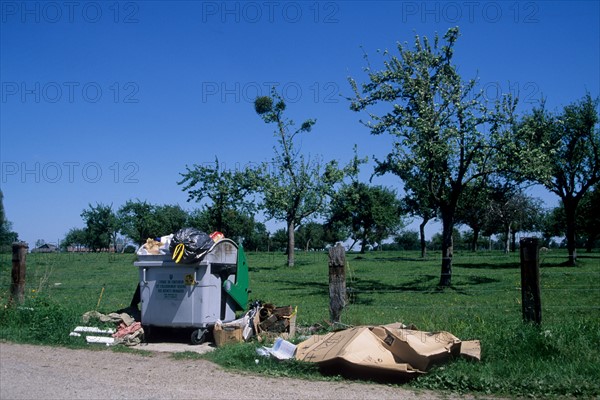 France, environnement, developpement durable, pollution, dechets, decharge sauvage, poubelle, detritus, en peine nature, route de campagne,