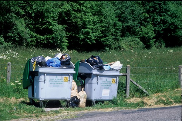 France, environnement, developpement durable, pollution, dechets, decharge sauvage, poubelle, detritus, au bord d'une route de campagne,