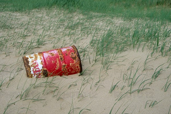 France, environnement, developpement durable, pollution, dechets, decharge sauvage, poubelle, detritus, bidon huile dans les dunes, sable, oyats,