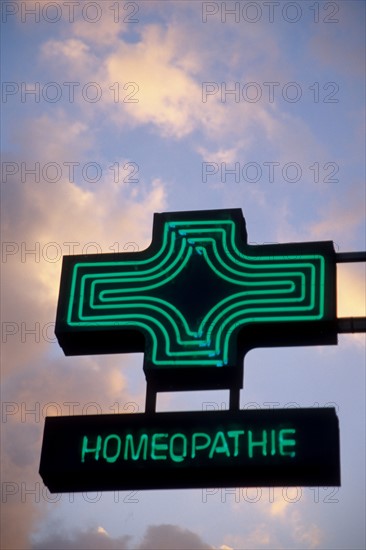 France, enseigne, pharmacie, homeopathie, croix verte, ciel nuageux, soir, sante, medecine, medecines douces,