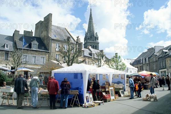 France, Bretagne, Ille et Vilaine, Becherel, cite du livre, petite cite de caractere, bibliophilie, livres anciens, brocante, vieux papiers, marche du livre, foire,