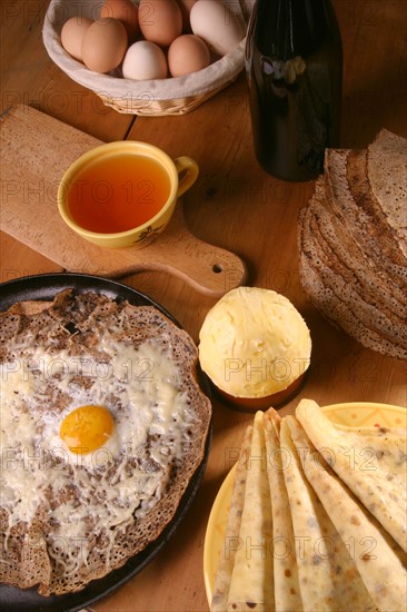 France, Bretagne, gastronomie regionale, crepes de froment, galette de sarrasin et bolee de cidre,