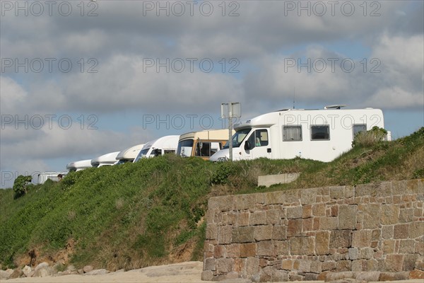 France, Basse Normandie, Manche, val de saire, camping car, tourisme, cravanning, vehicules arretes face a l'ile tatihou, pointe de saire,