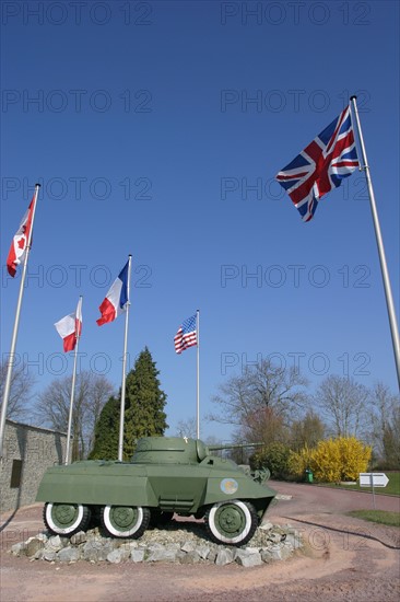 France, Basse Normandie, orne, memorial de montormel, seconde guerre mondiale, bataille de Normandie, engin, militaire, drapeaux allies, musee,