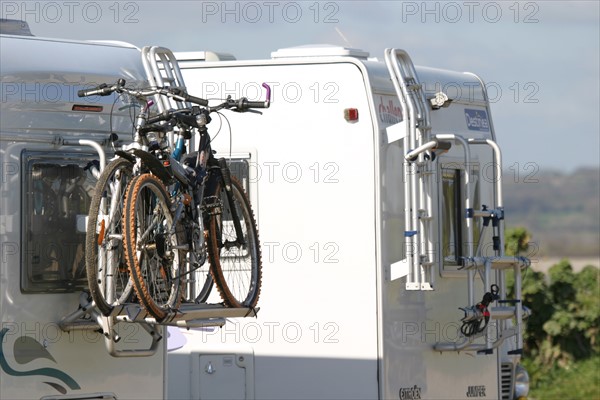 France, Basse Normandie, Manche, val de saire, camping car, tourisme, cravanning, deux vehicules arretes face a l'ile tatihou, pointe de saire,