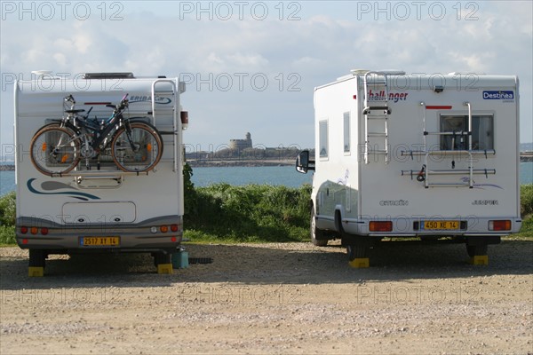 France, Basse Normandie, Manche, val de saire, camping car, tourisme, cravanning, deux vehicules arretes face a l'ile tatihou, pointe de saire,