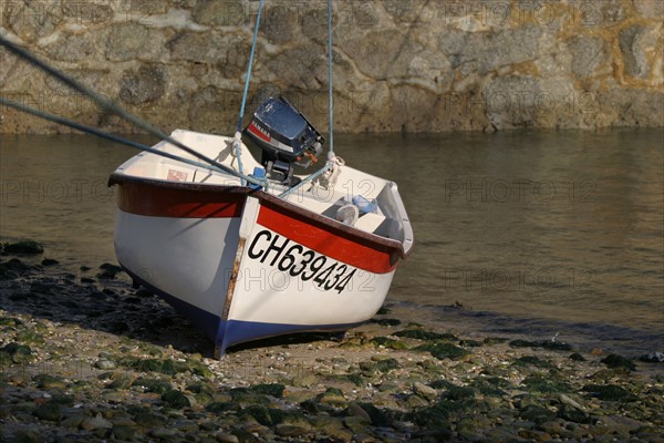 France, Basse Normandie, Manche, Cotentin, cap de la hague, port Racine, Saint-Germain des vaux, plus petit port de france, barques, cordages, digue, maree basse,