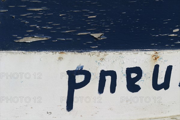 France, Basse Normandie, Manche, val de saire, fermanville, cap levi, port, detail barque renversee, inscription pneu (inverse de naud), peinture usee, matiere, usure,