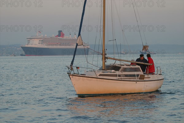 France, Basse Normandie, Manche, Cotentin, Cherbourg, rade, premiere escale francaise du paquebot Queen Mary II le 14 avril 2004, compagnie cunard, voilier, plaisancier,