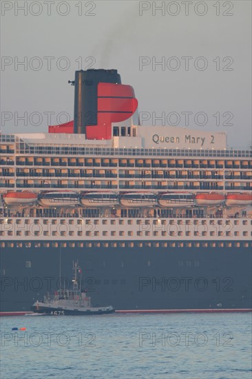 France, Basse Normandie, Manche, Cotentin, Cherbourg, rade, premiere escale francaise du paquebot Queen Mary II le 14 avril 2004, compagnie cunard, remorqueur portuaire,