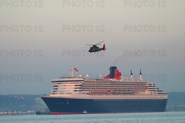 France, Basse Normandie, Manche, Cotentin, Cherbourg, rade, premiere escale francaise du paquebot Queen Mary II le 14 avril 2004, compagnie cunard, arrivee dans la brume matinale,