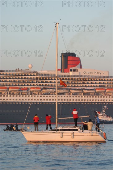 France, Basse Normandie, Manche, Cotentin, Cherbourg, rade, premiere escale francaise du paquebot Queen Mary II le 14 avril 2004, compagnie cunard, voilier, plaisanciers, bateau,