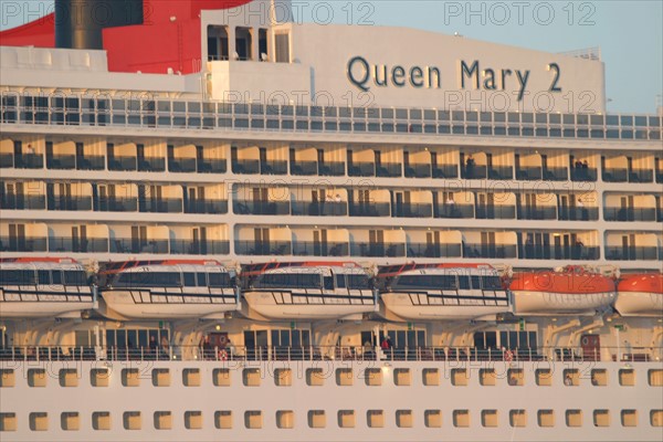 France, Basse Normandie, Manche, Cotentin, Cherbourg, rade, premiere escale francaise du paquebot Queen Mary II le 14 avril 2004, compagnie cunard, remorqueur, accueil au port,