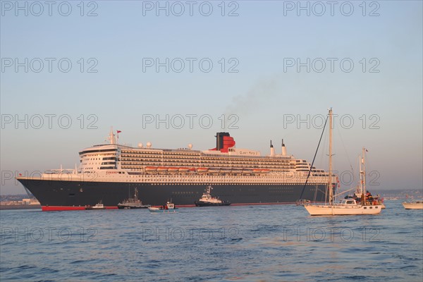 France, Basse Normandie, Manche, Cotentin, Cherbourg, rade, premiere escale francaise du paquebot Queen Mary II le 14 avril 2004, compagnie cunard, remorqueur, accueil au port,