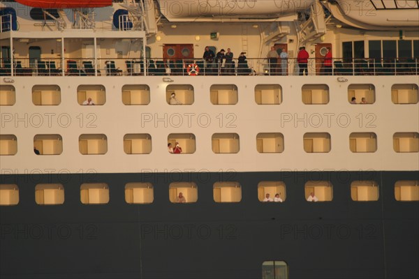 France, Basse Normandie, Manche, Cotentin, Cherbourg, rade, premiere escale francaise du paquebot Queen Mary II le 14 avril 2004, compagnie cunard, detail cabines,