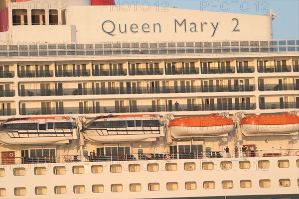 France, Basse Normandie, Manche, Cotentin, Cherbourg, rade, premiere escale francaise du paquebot Queen Mary II le 14 avril 2004, compagnie cunard, remorqueur, accueil au port,