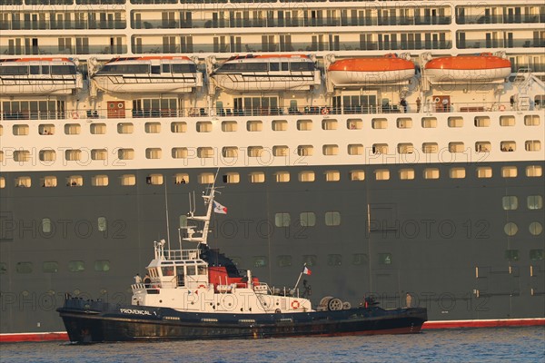 France, Basse Normandie, Manche, Cotentin, Cherbourg, rade, premiere escale francaise du paquebot Queen Mary II le 14 avril 2004, compagnie cunard, remorqueur portuaire provencal 1