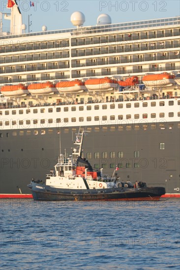 France, Basse Normandie, Manche, Cotentin, Cherbourg, rade, premiere escale francaise du paquebot Queen Mary II le 14 avril 2004, compagnie cunard, remorqueur portuaire provencal 1