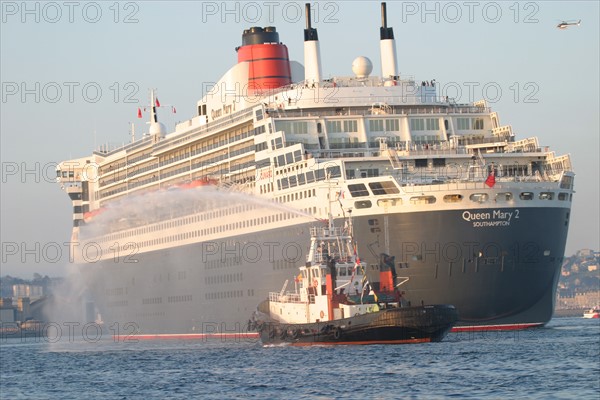 France, Basse Normandie, Manche, Cotentin, Cherbourg, rade, premiere escale francaise du paquebot Queen Mary II le 14 avril 2004, compagnie cunard, remorqueur, accueil au port,