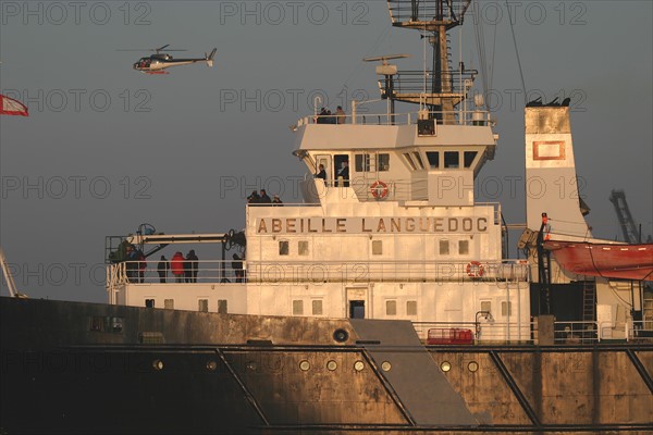 France, Basse Normandie, Manche, Cotentin, Cherbourg, premiere escale francaise du Queen Mary II le 14 avril 2004, remorqueur de haute mer abeille languedoc, marine nationale, helicoptere militaire,