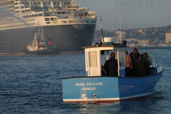 France, Basse Normandie, Manche, Cotentin, Cherbourg, rade, premiere escale francaise du paquebot Queen Mary II le 14 avril 2004, compagnie cunard, plaisanciers, accueil au port,