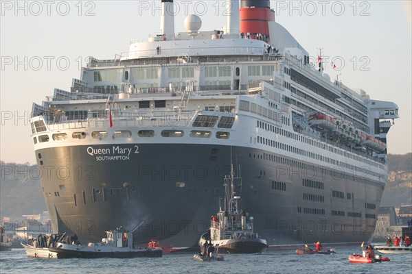 France, Basse Normandie, Manche, Cotentin, Cherbourg, rade, premiere escale francaise du paquebot Queen Mary II le 14 avril 2004, compagnie cunard, remorqueur, accueil au port,