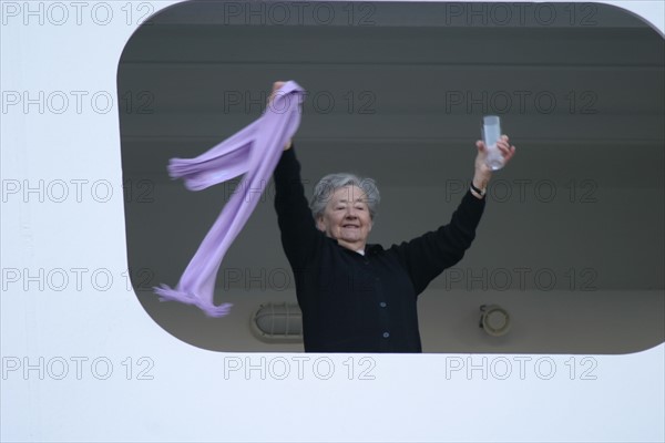 France, Basse Normandie, Manche, Cotentin, Cherbourg, rade, premiere escale francaise du paquebot Queen Mary II le 14 avril 2004, compagnie cunard, femme, champagne, accueil au port,