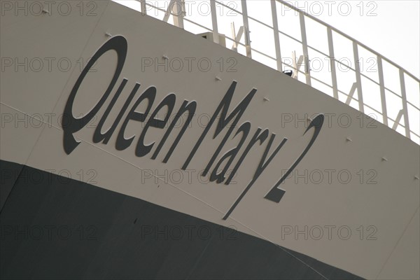 France, Basse Normandie, Manche, Cotentin, Cherbourg, rade, premiere escale francaise du paquebot Queen Mary II le 14 avril 2004, compagnie cunard, avant du navire,