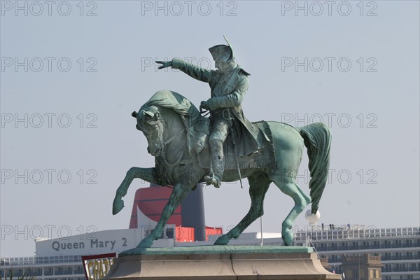 France, Basse Normandie, Manche, Cotentin, Cherbourg, rade, premiere escale francaise du paquebot Queen Mary II le 14 avril 2004, compagnie cunard, Napoleon, sculpteur armand le veel,