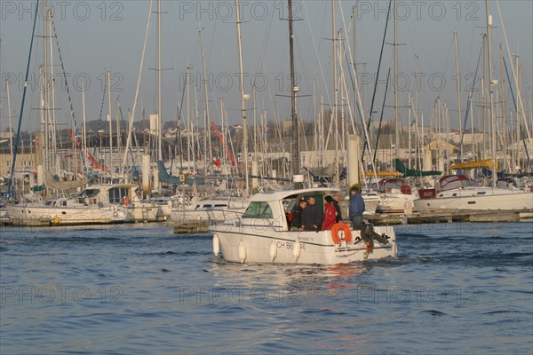 France, Basse Normandie, Manche, Cotentin, Cherbourg, port chantereyne et bateaux de plaisance, vedette, navigation loisir,