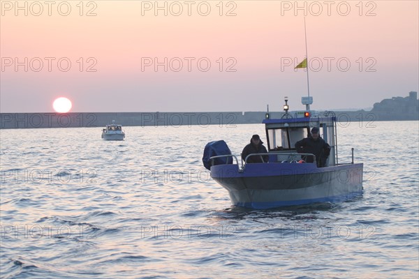 France, Basse Normandie, Manche, Cotentin, Cherbourg, navires de plaisance naviguant dans le rade, lever de soleil, navigation, loisir,