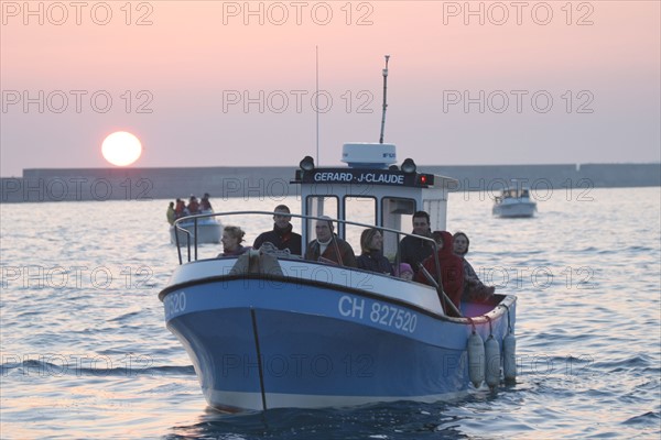 France, Basse Normandie, Manche, Cotentin, Cherbourg, navires de plaisance naviguant dans le rade, lever de soleil, navigation, loisir,