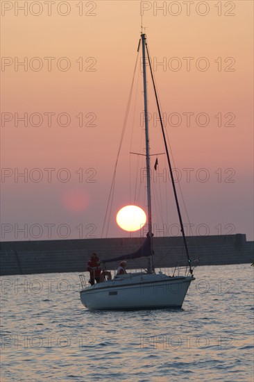 France, Basse Normandie, Manche, Cotentin, Cherbourg, navires de plaisance naviguant dans le rade, lever de soleil, navigation, loisir,