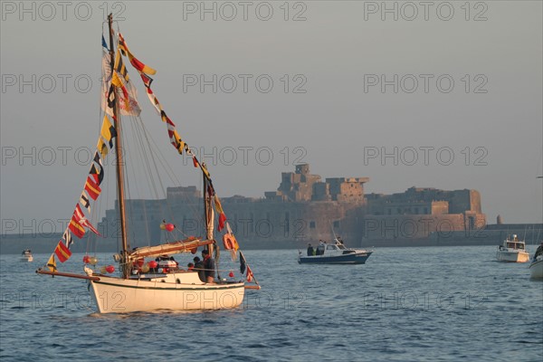 France, Basse Normandie, Manche, Cotentin, Cherbourg, navires de plaisance naviguant dans le rade, lever de soleil, navigation, loisir, voiliers, fort de l'ile pelee au fond,